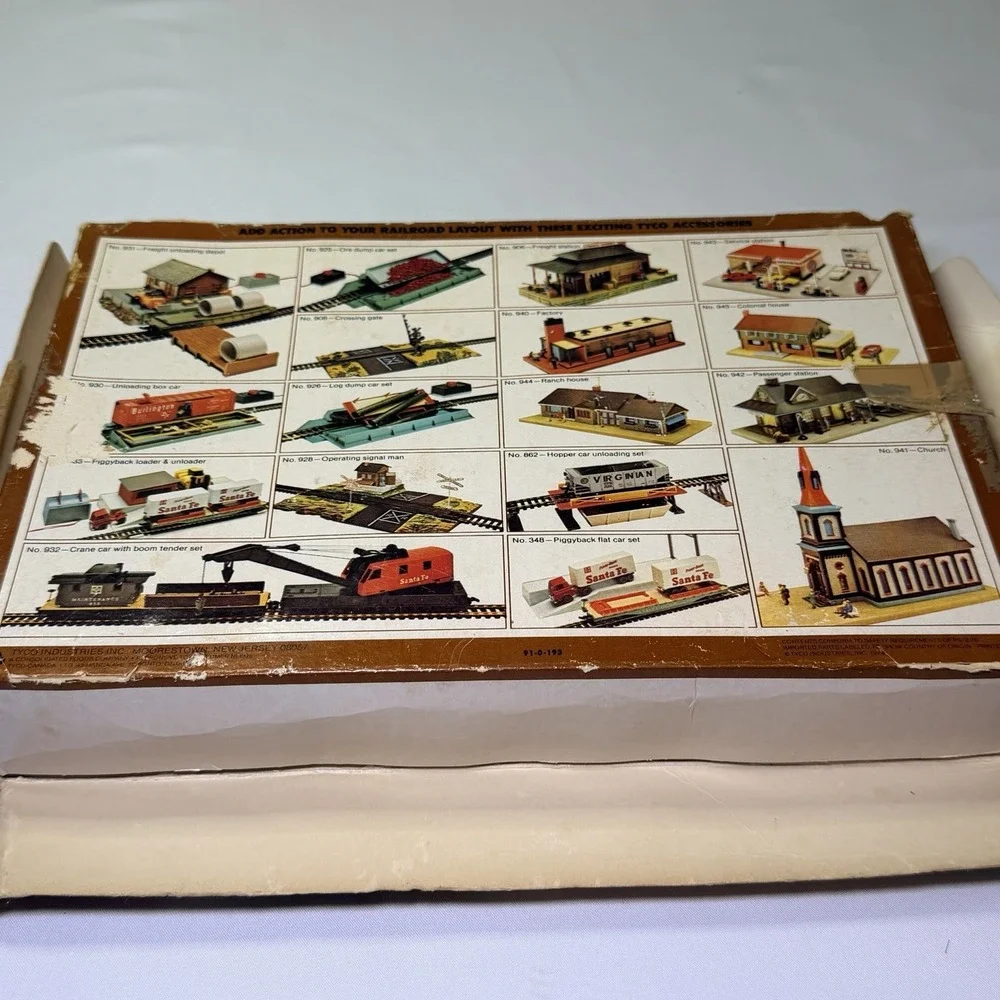 Vintage Tyco HO Scale Freight Unloading Box Car Set (No. 930) Train Set With Box